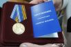 Многолетний труд художника был отмечен памятной медалью «Адмирал Макаров».
