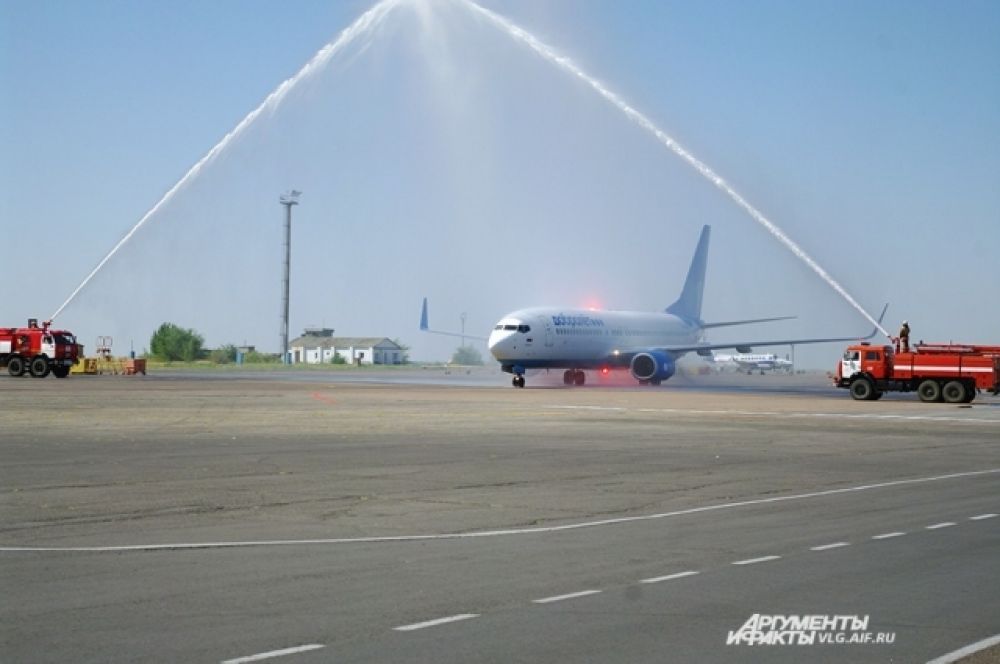 По традиции первый рейс в Волгограде встретили водяной аркой.
