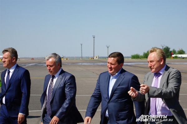 В аэропорту Волгограда первый рейс встречала официальная делегация во главе с Андреем Бочаровым. 
