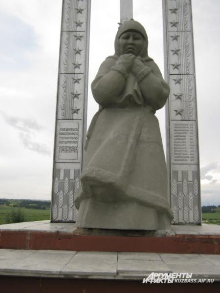 Памятник матери, которая ждёт сыновей с войны на горе Шаанту в деревне Шанда.