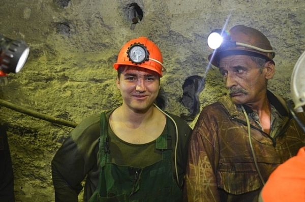 Горняки рудника «Николаевский» показали как на такой глубине работает ремонтная база для самоходной техники.