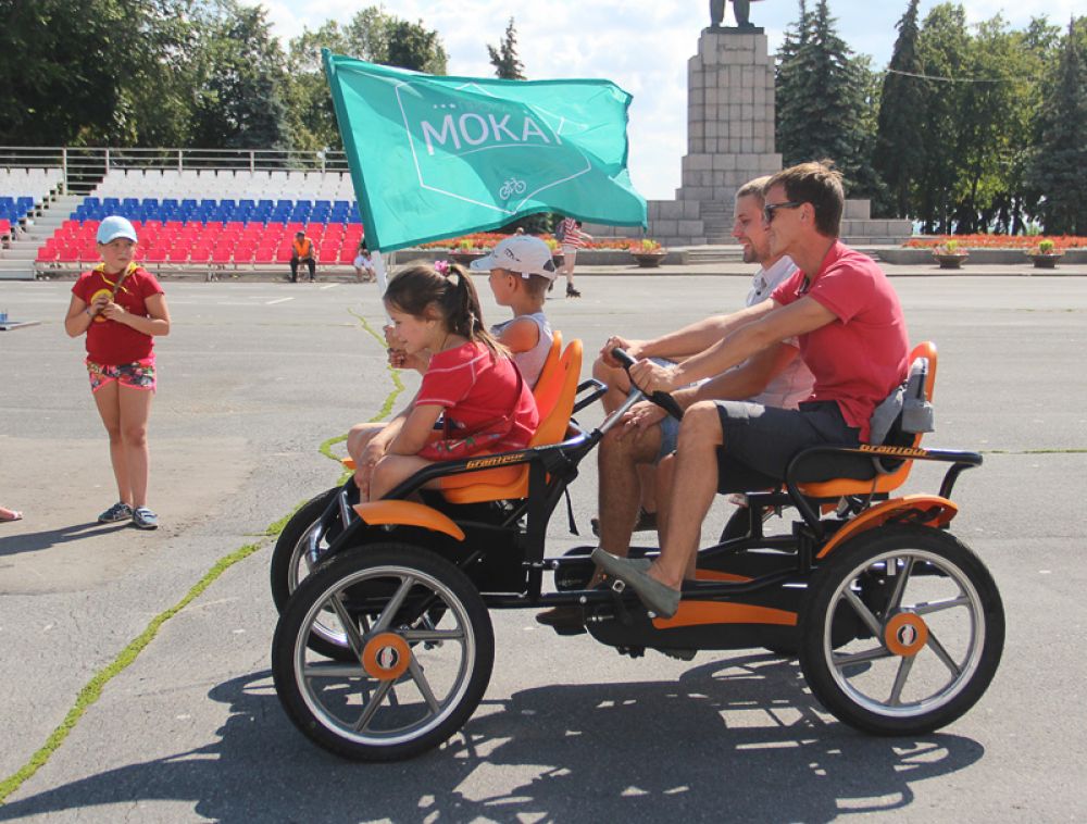 А на площади Ленина начались народные катания.