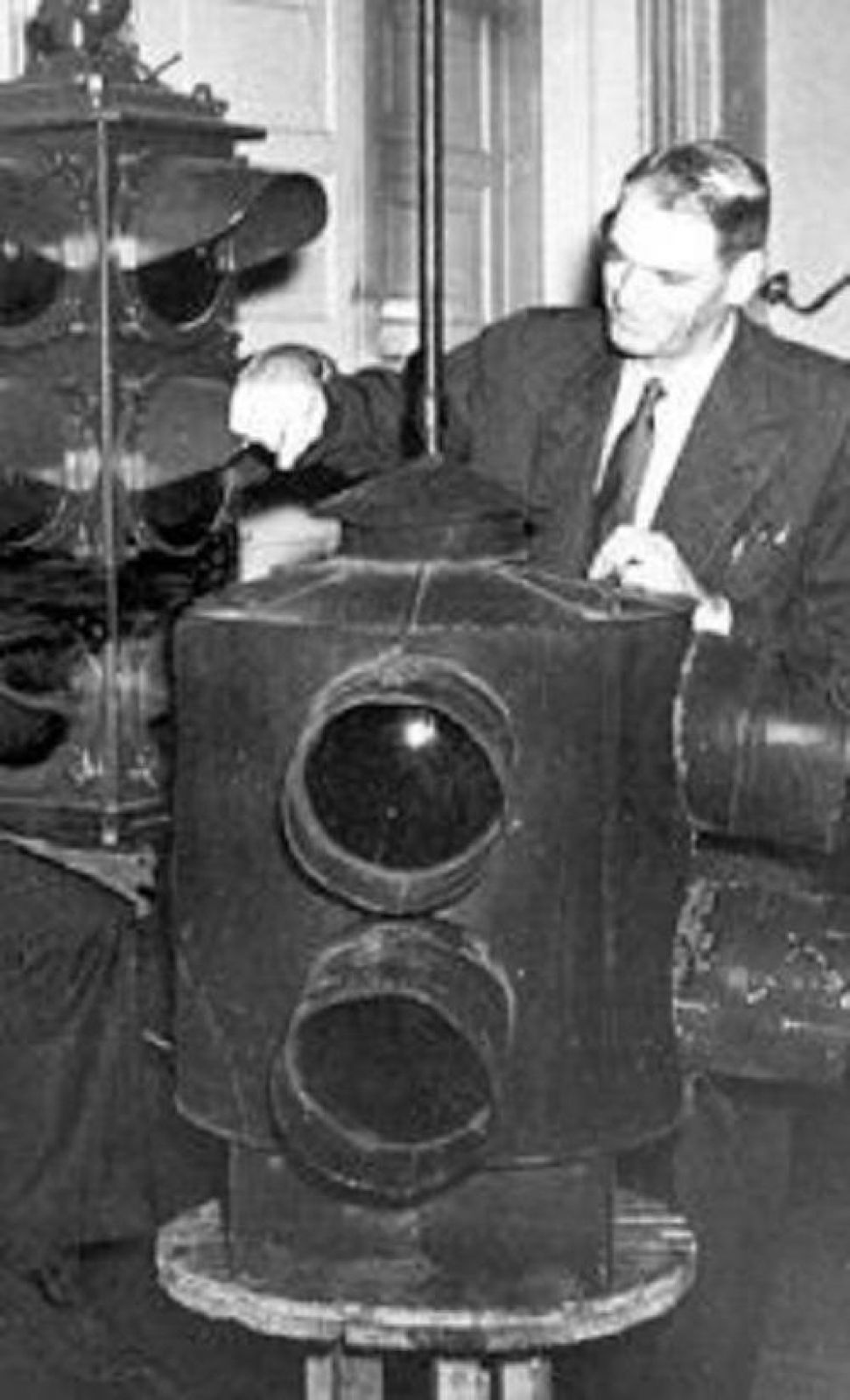 В 1912 году житель из Солт-Лейк-Сити Лестер Вайр создал первый в мире электрический светофор, с двумя круглыми сигнальными фонарями красного и зеленого цвета