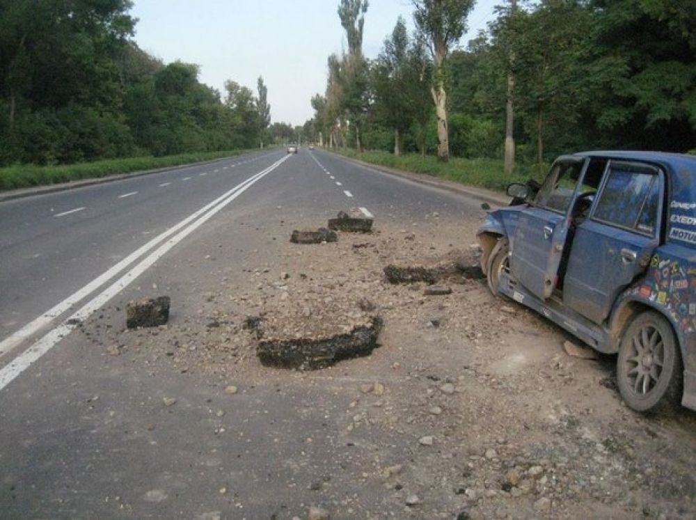 Автомобиль ВАЗ после падения минометного снаряда