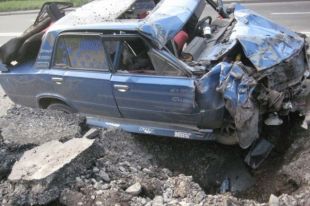 Автомобиль ВАЗ после падения минометного снаряда