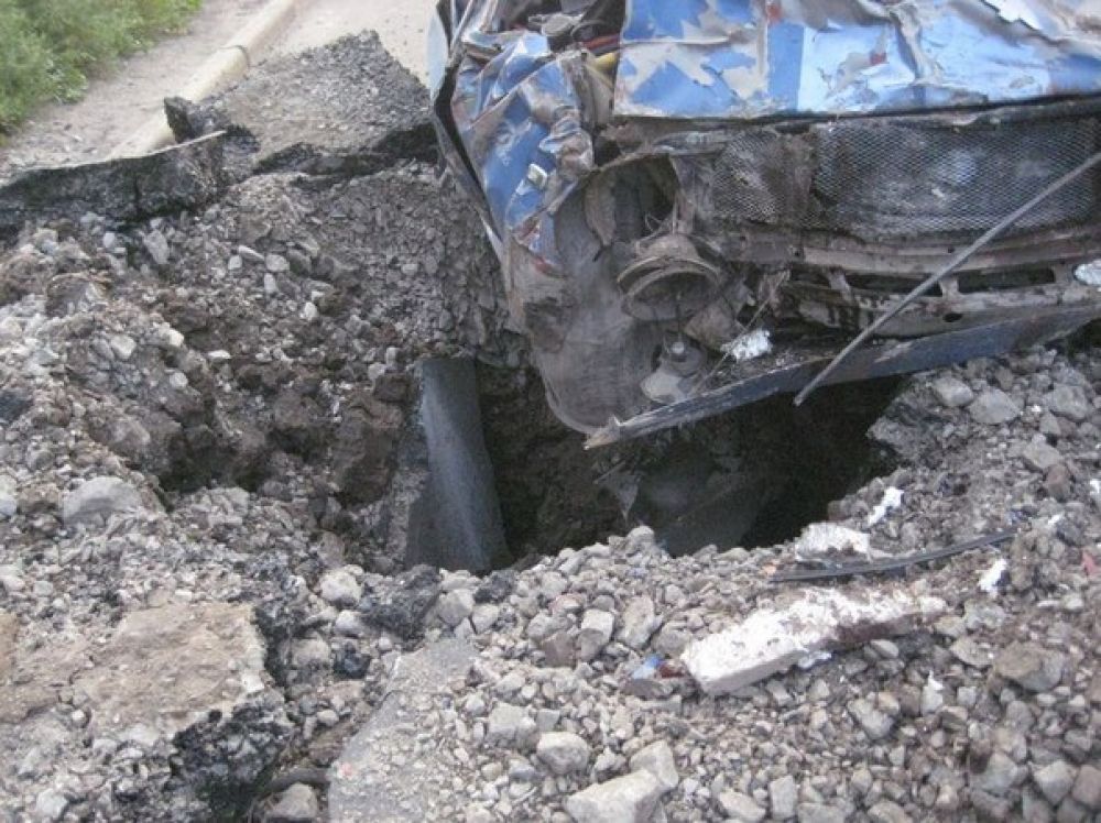 Автомобиль ВАЗ после падения минометного снаряда