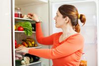 На каких полках в холодильнике размещать продукты