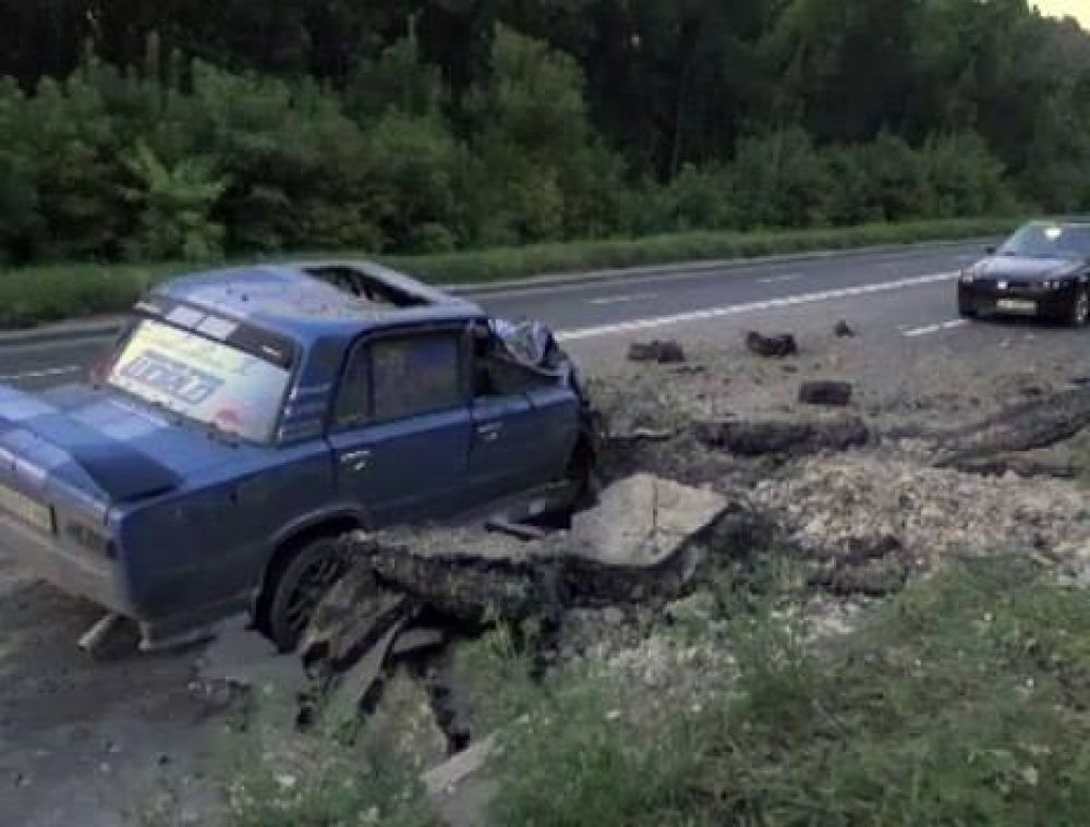 Автомобиль ВАЗ после падения минометного снаряда