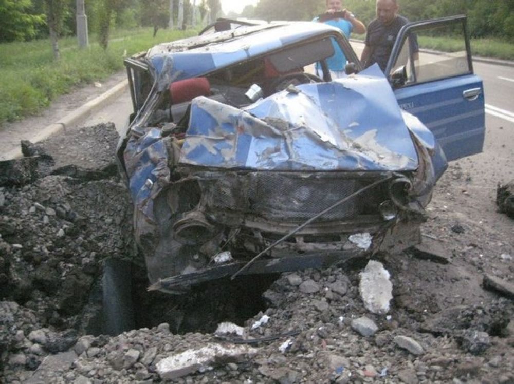 Автомобиль ВАЗ после падения минометного снаряда