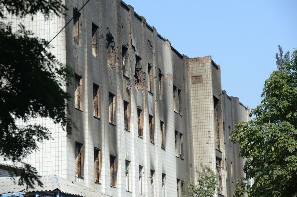 Обстрелянное здание в городе Шахтерск Донецкой области.