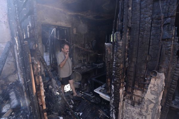 Сгоревший из-за обстрела дом в Донецкой области.