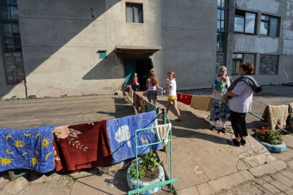 Люди сушат на солнце матрацы, пропитавшиеся влагой в бомбоубежище.