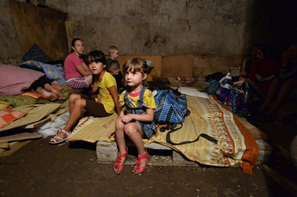 Дети в бомбоубежище Горловки.