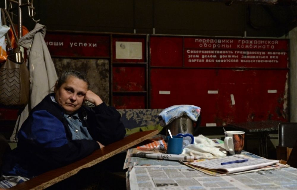 Женщина в горловском бомбоубежище.