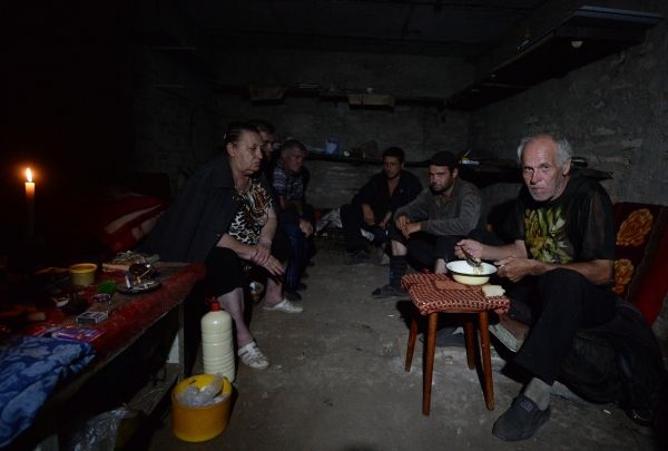 Жители Шахтерска в подвальном убежище.