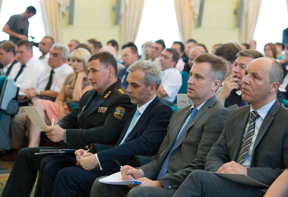 Петр Порошенко встретился с волонтерами