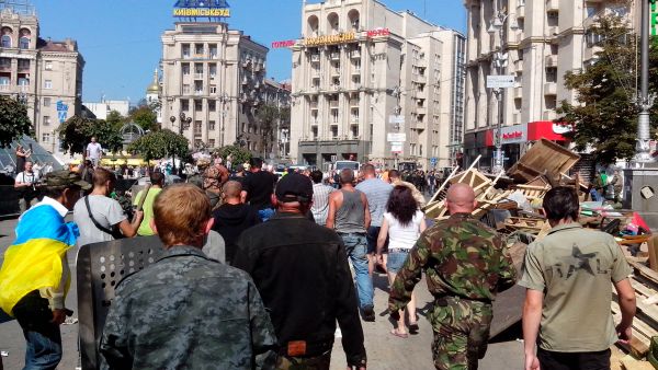 На Майдане Незалежности разожгли шины, прозвучали выстрелы и взрывы
