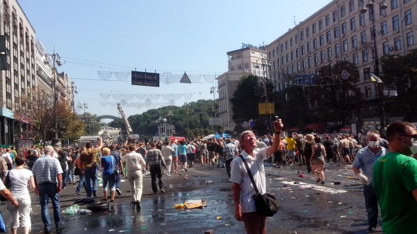 На Майдане Незалежности разожгли шины, прозвучали выстрелы и взрывы