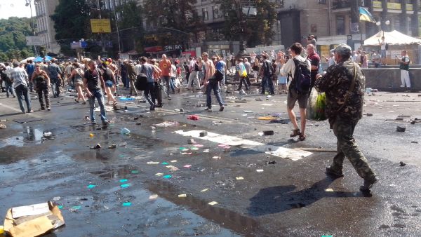 На Майдане Незалежности разожгли шины, прозвучали выстрелы и взрывы