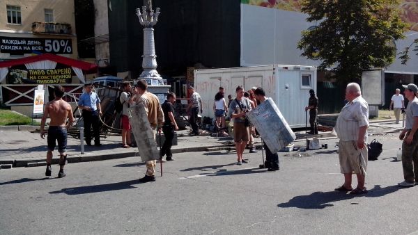 На Майдане Незалежности разожгли шины, прозвучали выстрелы и взрывы