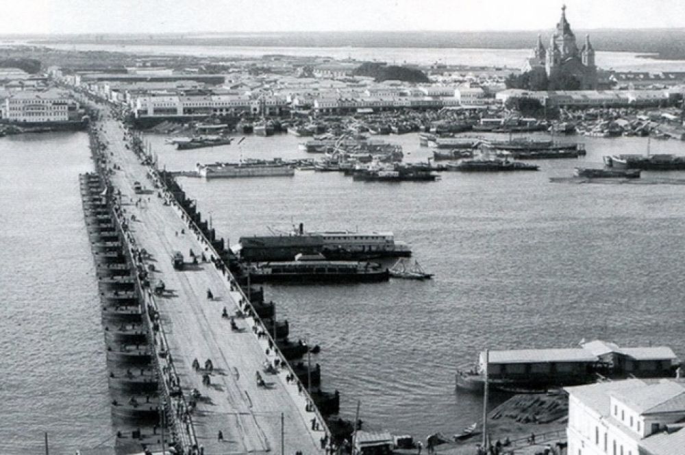 Вид на Нижегородскую ярмарку и стрелку рек Оки и Волги.