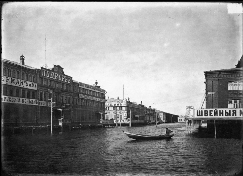 Театральная площадь Нижегородской ярмарки во время половодья.
