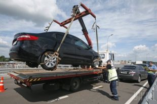 Эвакуатор грузит автомобиль