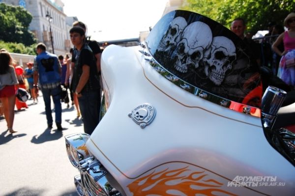 Мотоцикл, украшенный черепами и языками пламени, проехался по Невском проспекту в составе общей колонны.