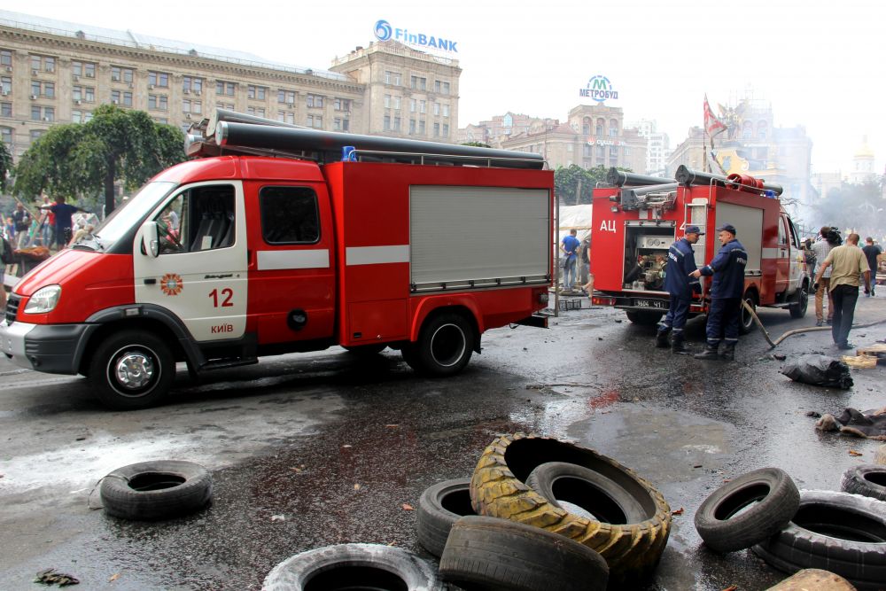 Горящие покрышки и палатки активистов на Майдане Незалежности