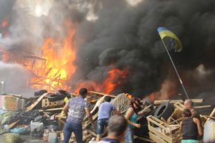 Зачистка Майдана – драка, горящие покрышки и взрывчатка