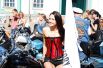 Девушки с удовольствием позировали на мотоциклам в жаркую погоду, устоявшуюся в Петербурге.