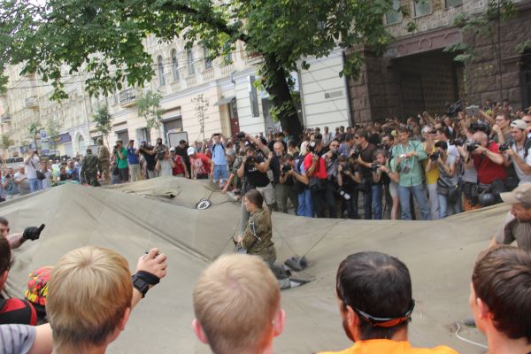 Как киевляне сносили палатки активистов Майдана