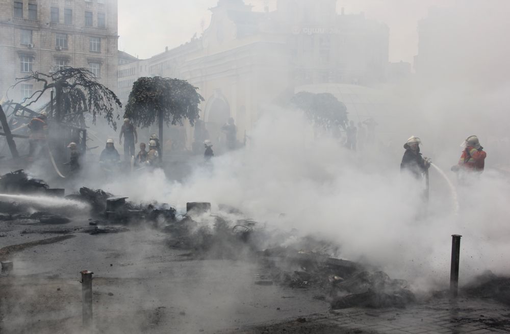 Горящие покрышки и палатки активистов на Майдане Незалежности