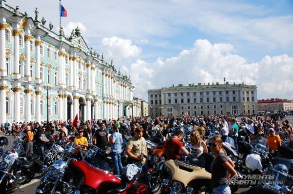 Несколько десятков мотоциклов были выставлены у Зимнего дворца.
