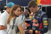 Звезда команды «Формулы-1», российский пилот Даниил Квят раздает автографы.