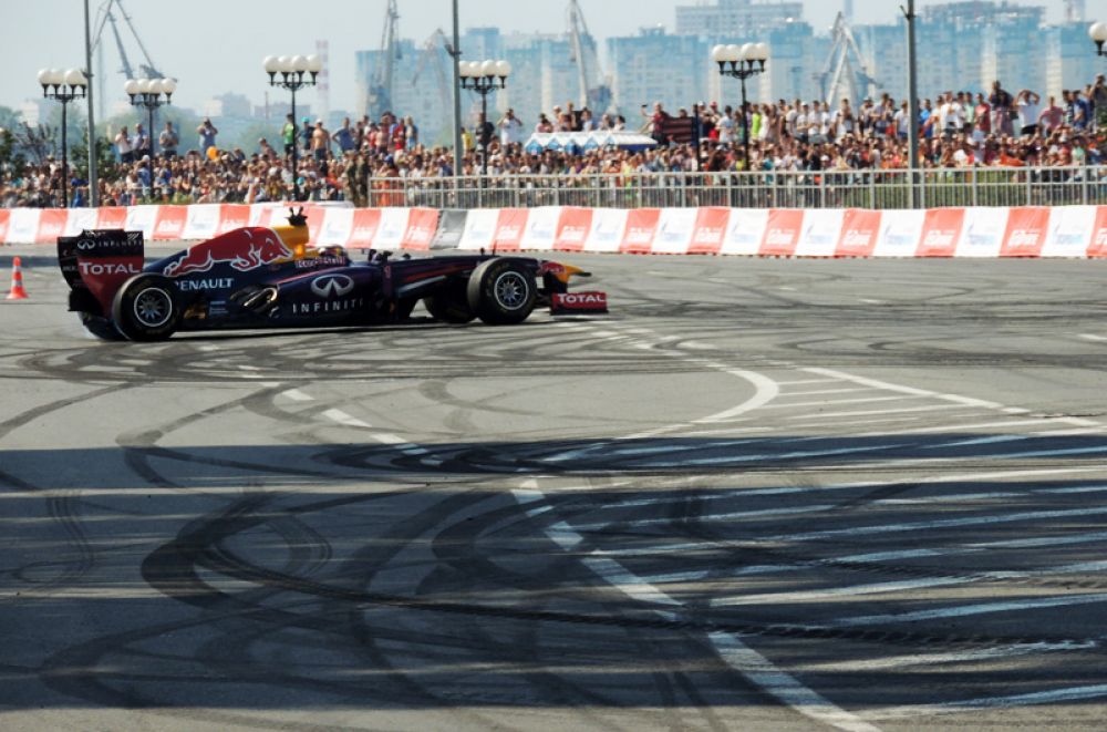 Нижегородцам продемонстрировали болид команды «Формулы-1» Red Bull Racing.