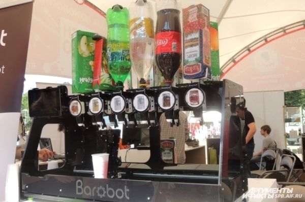 Робот-бармен умеет делать коктейли.