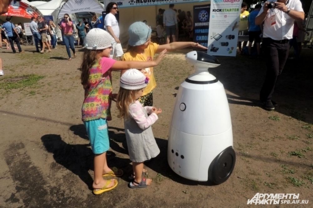 Небольшой робот с забавным голосом стал любимцем всех детей.