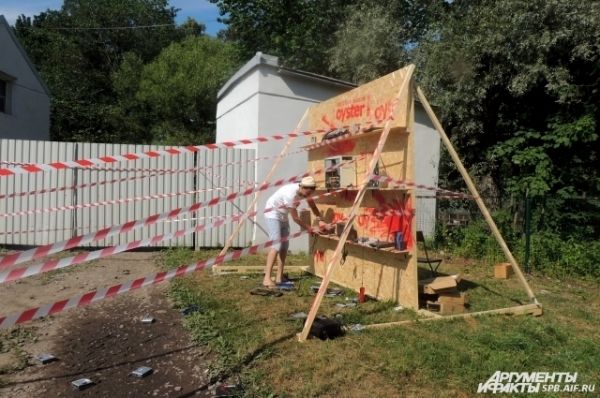 За попадание снарядом в старую технику полагался приз.