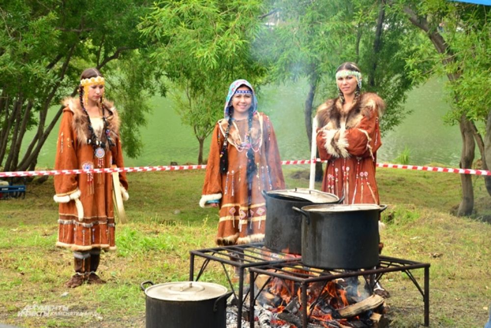 Наваристую уху начали готовит заранее.