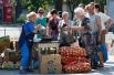 Торговля овощами на улицах Донецка.