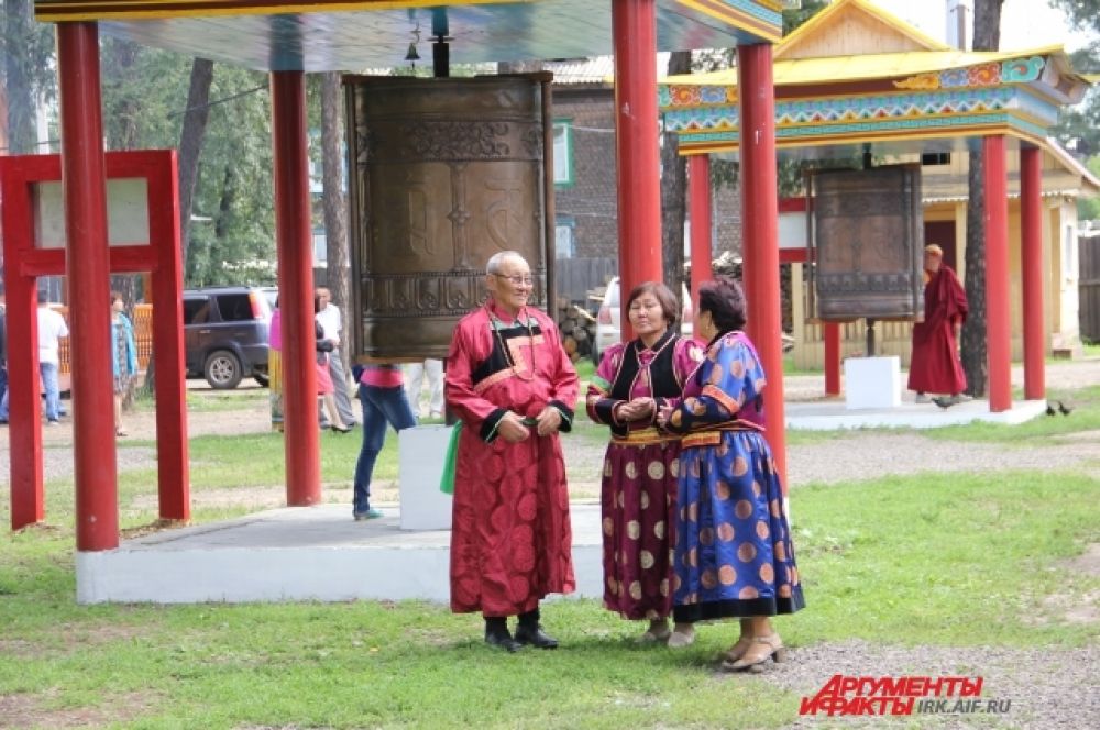 Многие из гостей приехали в традиционных бурятских костюмах.
