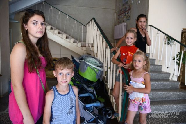 У себя дома, на Украине, этих детей лишили детства. Россияне готовы сделать многое, чтобы вернуть им улыбки.