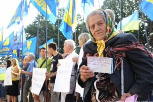 Возле Верховной Рады матери со слезами просят ротации в зоне АТО