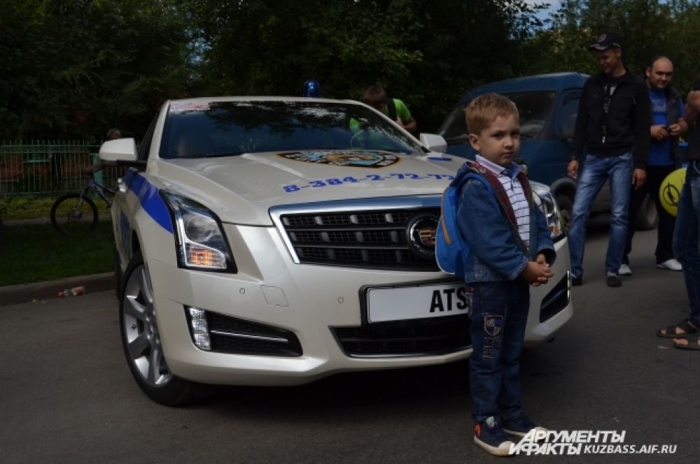 А вот Cadillac ATS в соревнованиях не участвовал, но привлекал зрителей своей «боевой» раскраской. В удовольствии сфотографироваться на память с шикарным авто не отказывали себе ни дети, ни взрослые.