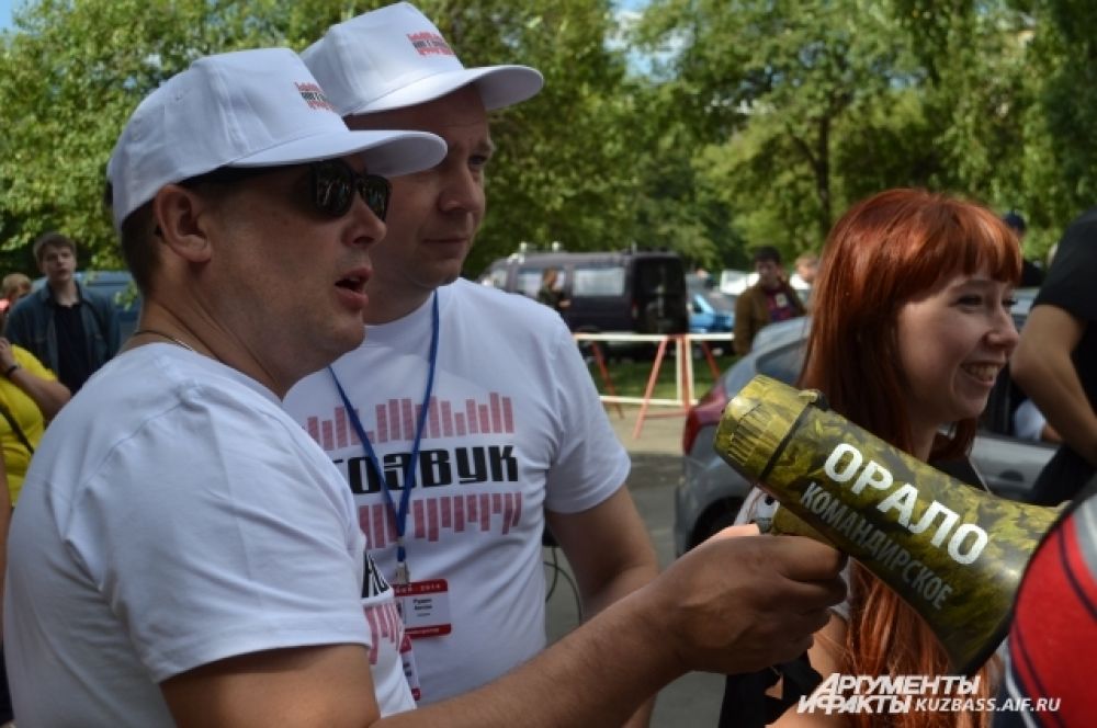 В течение дня организаторы приглашали участников состязаний на главную арену, где высокочувствительной аппаратурой измерялся уровень звукового давления в машине.