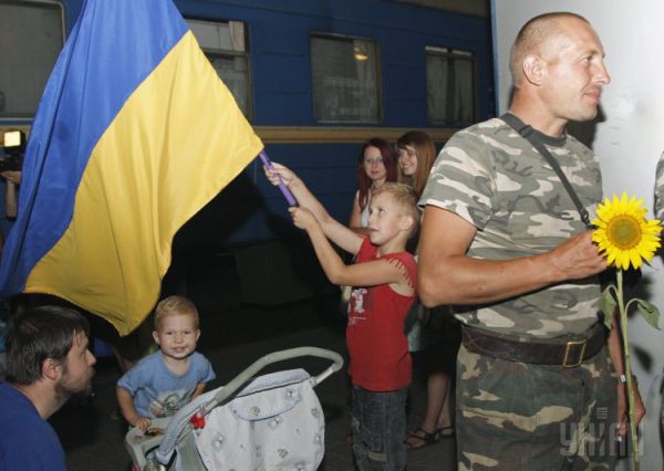 Как девушки встречали военных из зоны АТО в Киеве 