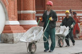 Мигрантов использовали в качестве разнорабочих.