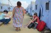 В палаточных лагерях беженцы могут получить хоть какую-то крышу над головой. Людям также предоставляются талоны на питание.