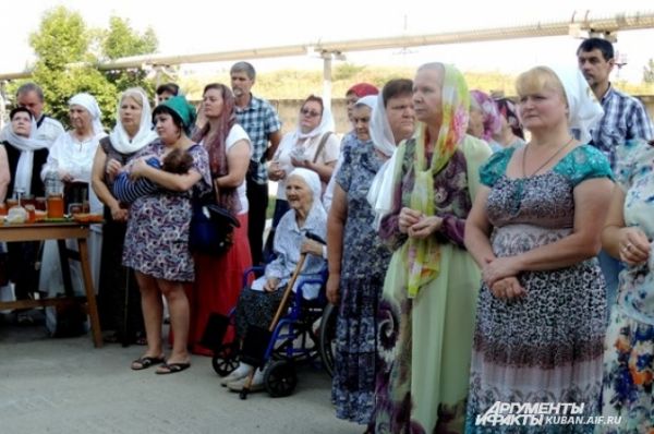 Прихожане после утренней литургии вышли на улицу для окропления меда.